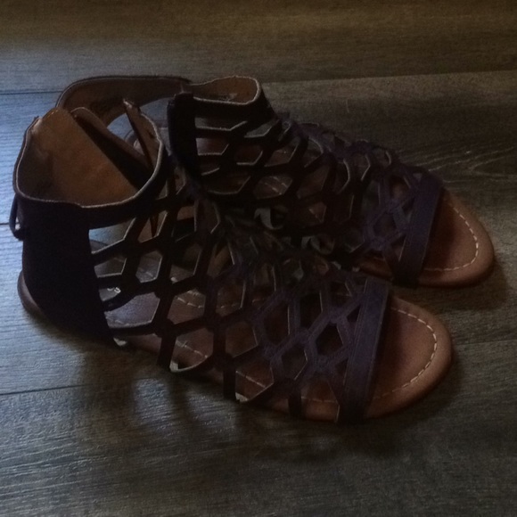 Size 10 Maurice’s sandals - Picture 2 of 2